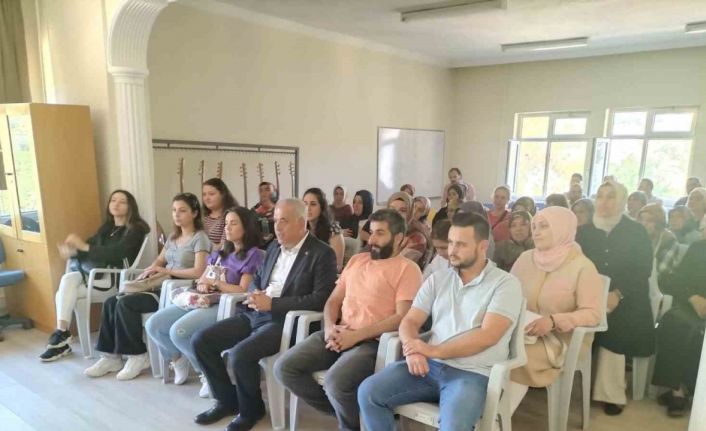 Çalıştay programında fikir alışverişi yapılarak öğrenciler ön planda tutuldu