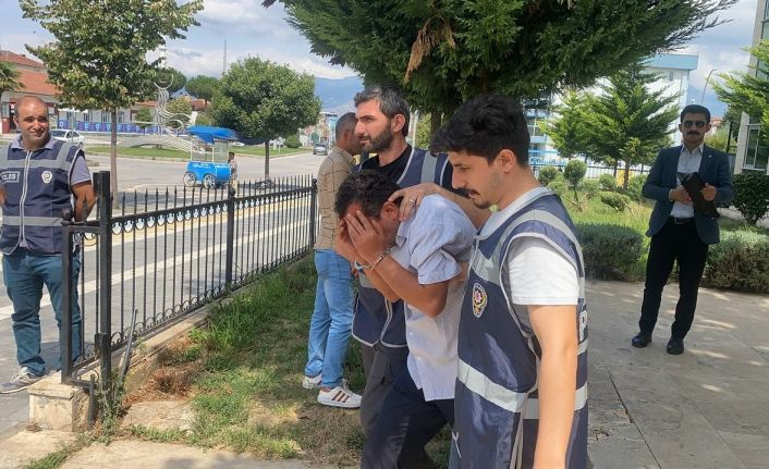 Cinayet zanlısı: "Küfür etti, önce şişeyle sonra taşla kafasına vurdum" dedi
