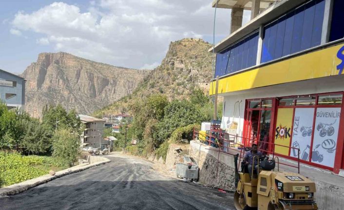Çukurca’da yol asfaltlama çalışması