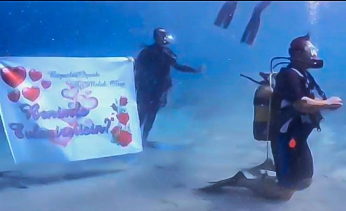 Denizin altında evlenme teklifi