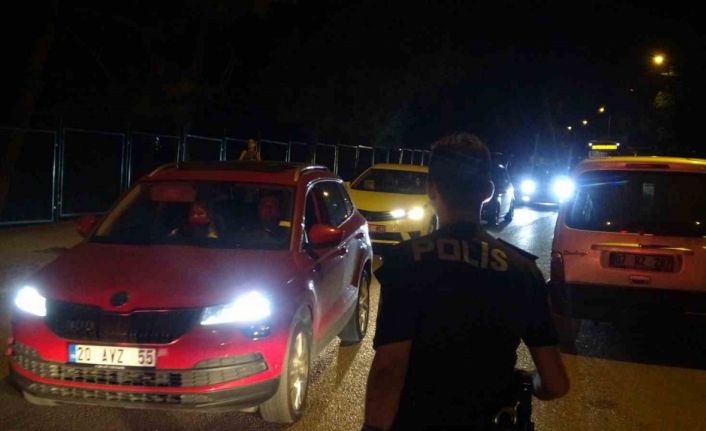 Denizli’de denetimden kaçmak isterken başka araca çarpan lüks otomobil, ekiplerce durduruldu