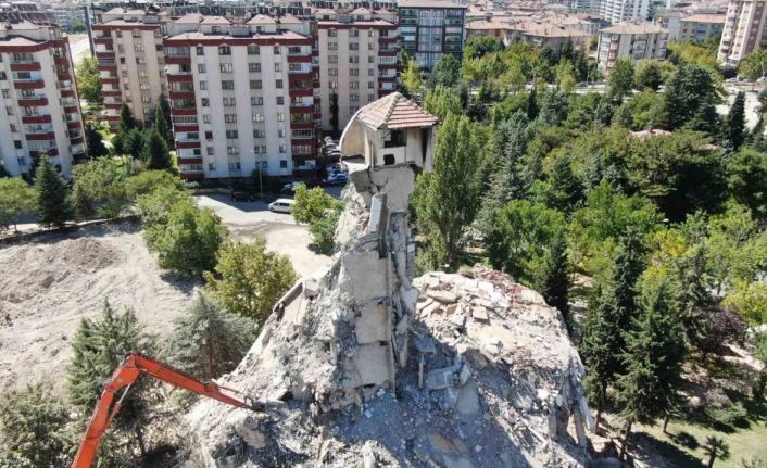 Depremin en dikkat çeken görüntüsü Elazığ’dan: 8 katlı bina yıkıldı, çatısı tek kolon üzerinde kaldı