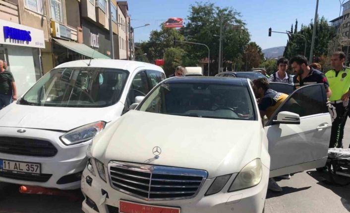 Direksiyon başında rahatsızlanan sürücü kaza yaptı