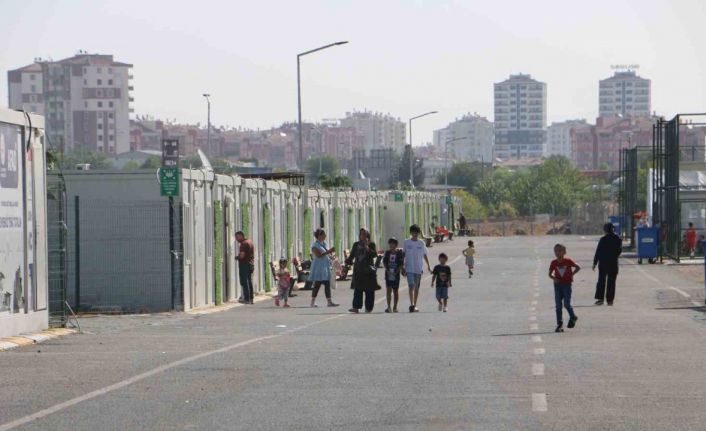 Diyarbakır’da konteyner kentte kalan 540 öğrenci servislerle okullarına götürülüyor