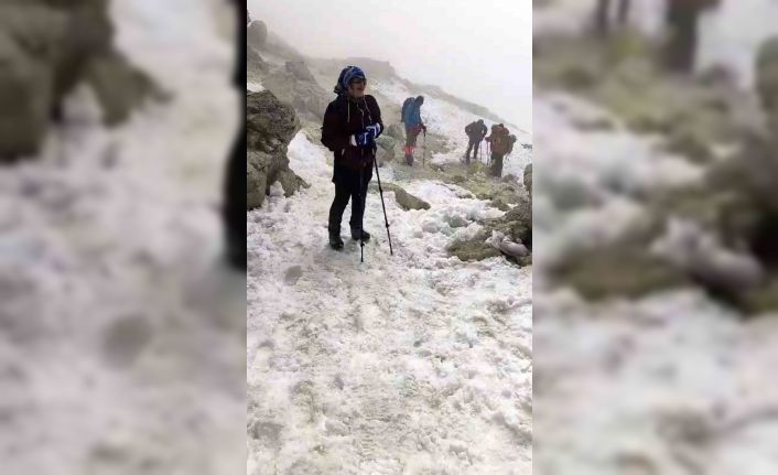 Dondurucu soğuklarda Ağrı Dağı zirvesine tırmanış
