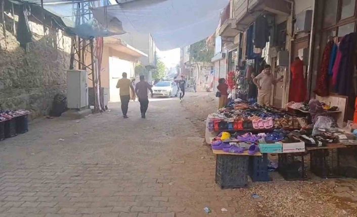 Dükkanlarının önünde oynayan 3 yaşındaki çocuk otomobilin altında kalarak can verdi