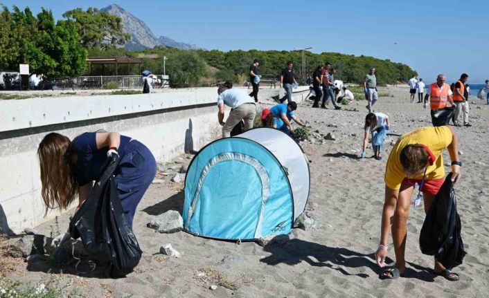 Dünya Temizlik Günü’nde Kemer’de sahil temizliği