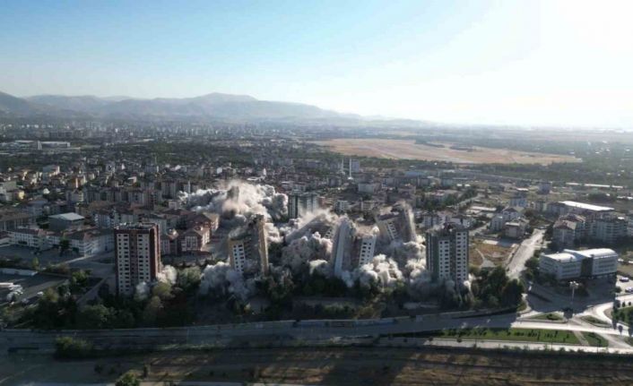 Dünyada ilk kez 15 katlı 9 blok tek seferde patlayıcı ile yıkıldı