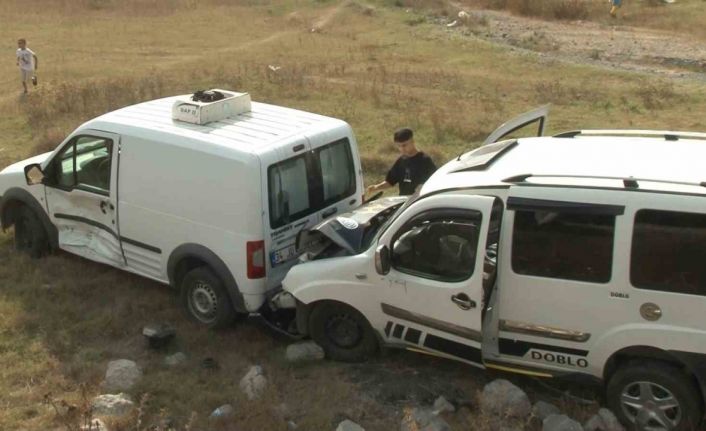 Ehliyetsiz çocuk sürücü polisin dur ihtarına uymadı, kaçarken çayırlık alana uçtu