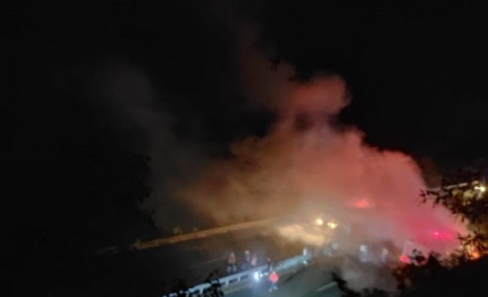 Elazığ’da tırın dorsesi alev alev yandı, patlama sesleri korkuttu