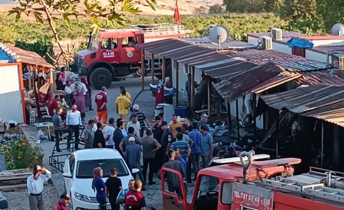 Elektrik kontağından çıkan yangında 5 konteyner yandı