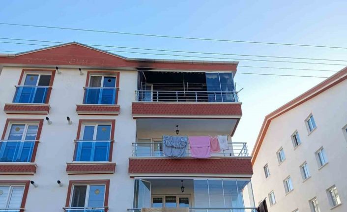 Elektrik tesisatında çıkan yangın evi küle çevirdi