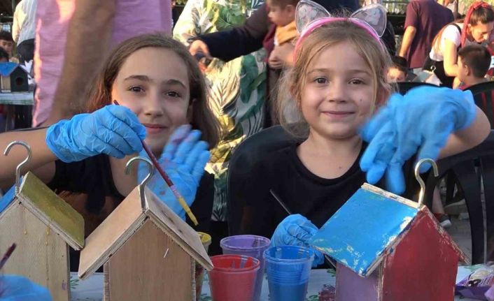 Ellerde bu kez telefon yerine boya fırçası: Çocuklar kuş yuvalarını renklendirdi