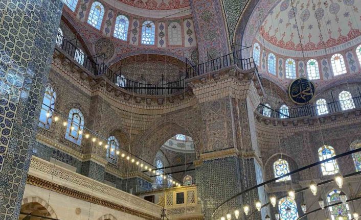 Eminönü Yeni Camii’ndeki Kabe tasvirli tarihi çini pano demirlerin arkasına gizlendi