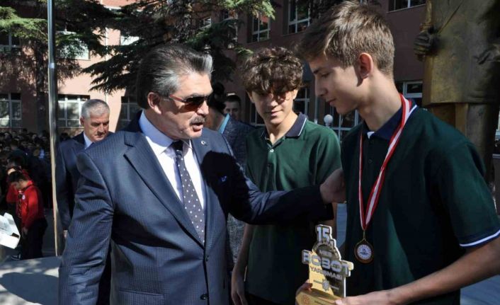 Endüstriyel Robotik Kol Kategorisi’nde dünya birincisi ve ikincisi olan öğrencilere ödül verildi