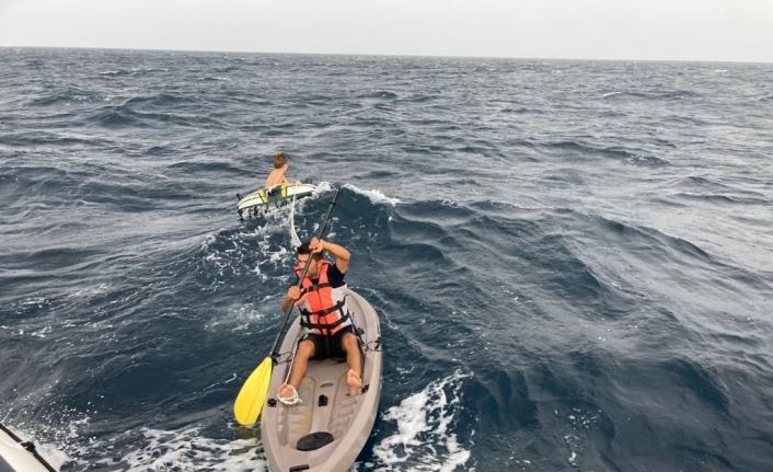 Enez’de şişme bot ile denizde sürüklenen çocuklar Sahil Güvenlik ekipleri kurtardı