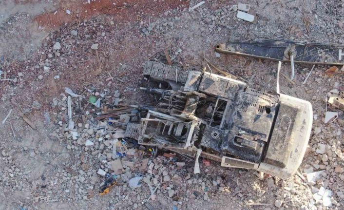 Enkazdan çıkarılan iş makinesinin son hali yıkımın acımasız yüzünü yeniden ortaya serdi