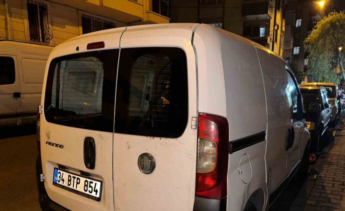 Esenler’de 3. kez hırsızların hedefi olan araçtan 25 bin liralık soygun kamerada