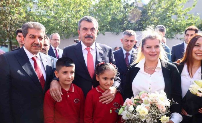 Esenler’de geri dönüşümden elde edilen defterler öğrencilere dağıtıldı