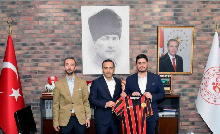 Eskişehirspor yöneticileri Eskişehir Gençlik ve Spor Müdürü Osman Ercan’ı ziyaret etti
