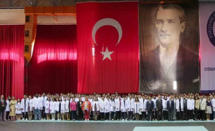 ESOGÜ Tıp Fakültesi’nin yeni öğrencileri beyaz önlüklerini giydi