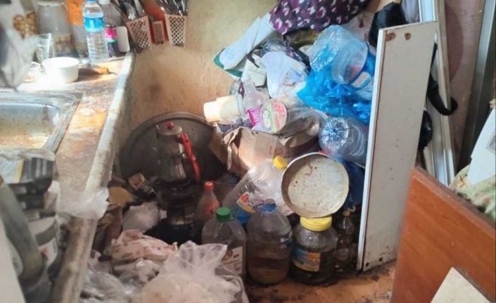 Evden kamyon dolusu çöp çıktı