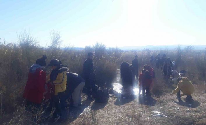 Ezine’de jandarma iki kamyonet içinde 92 kaçak göçmen ile 1 organizatör yakalandı