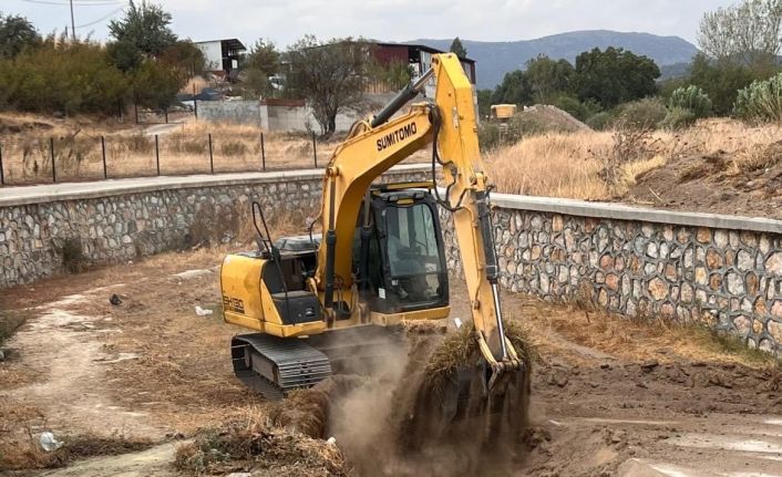 Ezine’de taşkınlara karşı Akçin çayı ve Üsküfçü deresindeki su akış yatakları temizleniyor