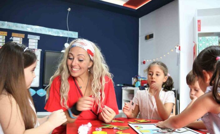 Farklı milletlerden çok sayıda öğrenci aynı çatı altında bir araya geldi