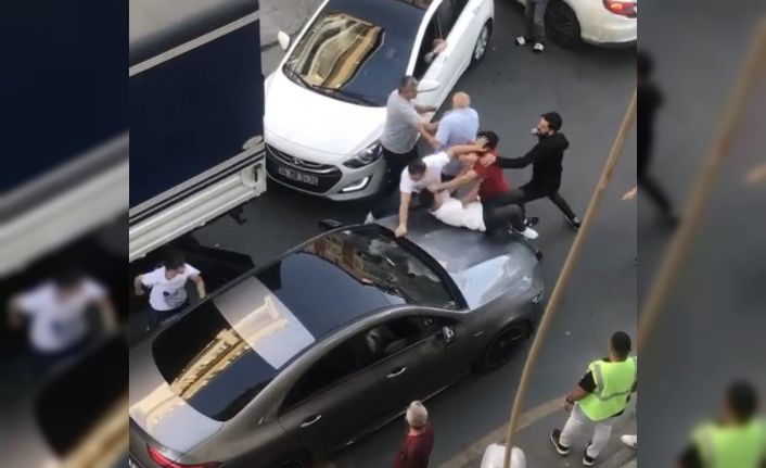 Fatih’te yol verme kavgasında tekme ve yumruklar havada uçuştu: O anlar kamerada