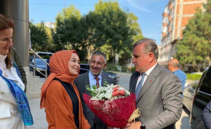 Gençlik ve Spor Bakanı Osman Aşkın Bak, AK Parti’de partililerle bir araya geldi