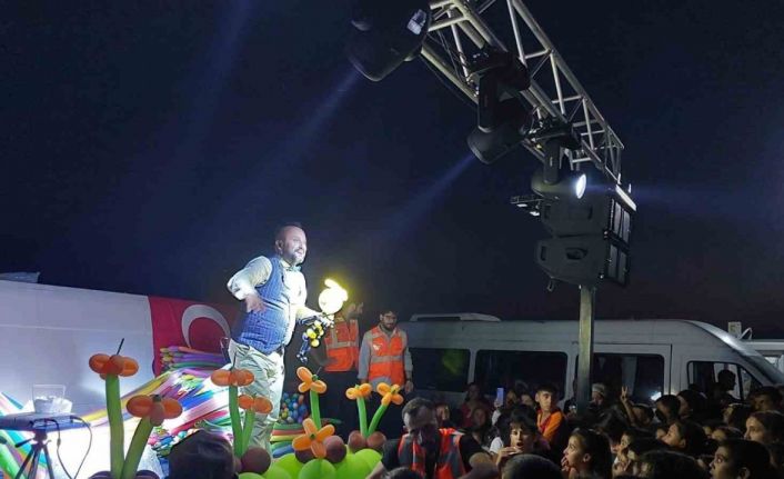 Gönüllü polisler depremzede çocukları eğlendirdi