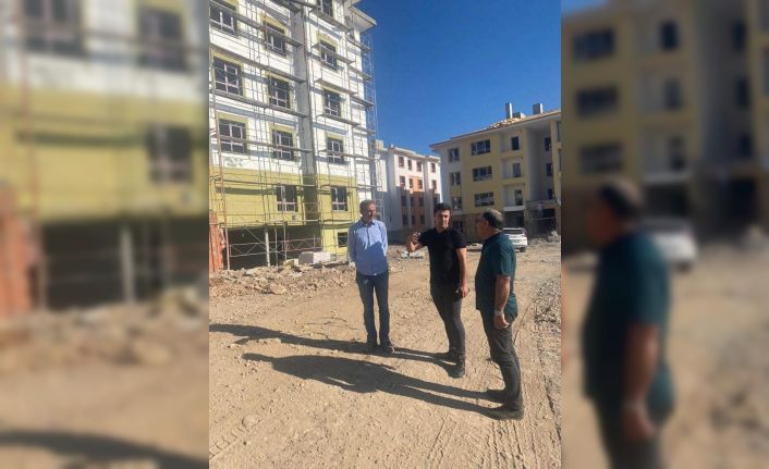 Göreve yeni başlayan Kaymakam Çelik deprem konutlarını inceledi