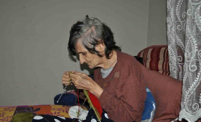 Görme engeline rağmen ördüğü şapkalar köy okullarına gidiyor