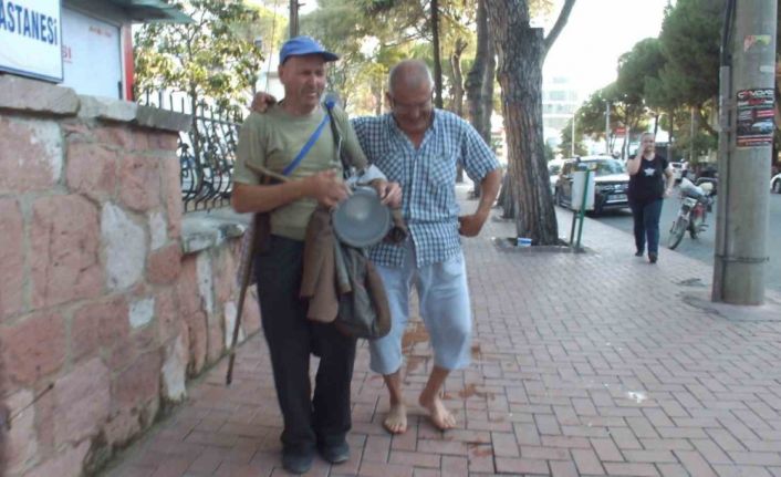 Görme engelli vatandaş 50 yıldır darbuka çalıp türkü söylüyor