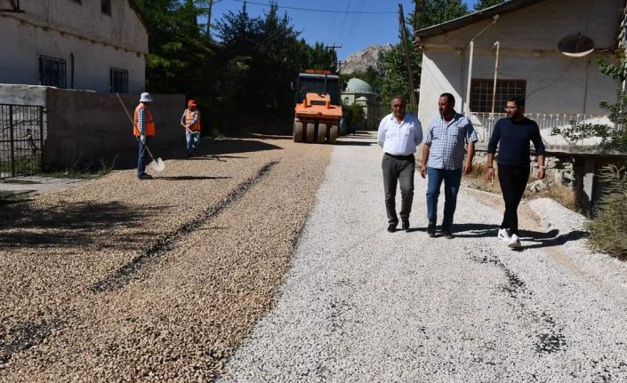 Gürün yolları tek tek yenileniyor