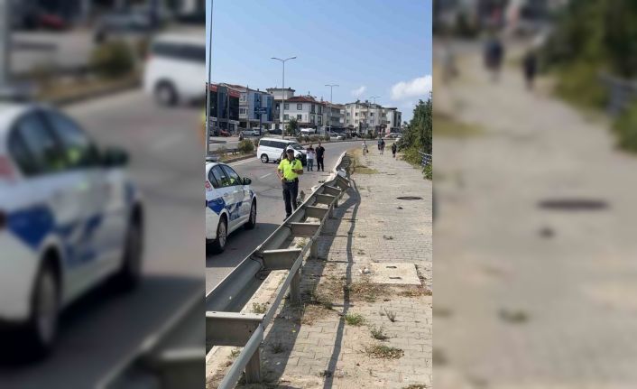 Hafif ticari araç bariyerlere çarptı