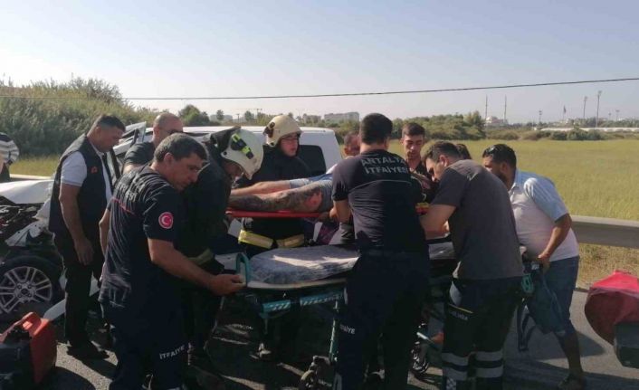 Hafif ticari araç tur midibüsüne arkadan çarptı, sıkışan sürücüyü itfaiye ekipleri kurtardı