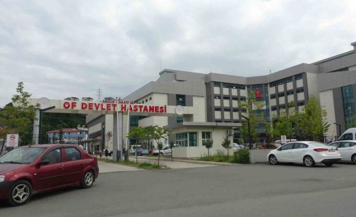 Hastanede sıra bekleyen çarşaflı iki kadına hakaret eden kadına Of ilçe halkı tepkili