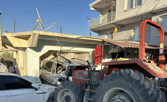 Hatay’da 3 aracı biçen taş yüklü traktör, evin duvarını yıkıp içeri girdi