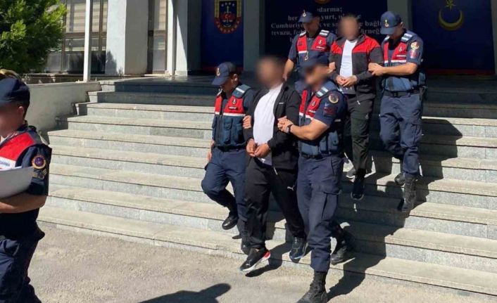 Hırsızlık ve yağma suçlarından aranan firari 2 hükümlü gazinoda yakalandı