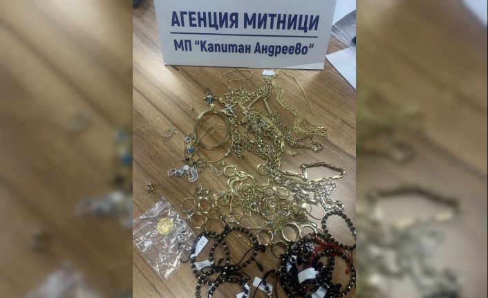 İç çamaşırı ve koltuklara gizlenen 20 bin euroluk altın ve gümüş komşuya takıldı