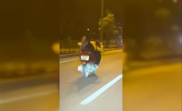 İki motosikletinin canlarını hiçe saydıkları anlar kamerada