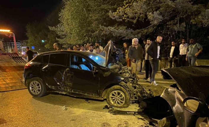 İki otomobil kafa kafaya çarpıştı, yaralılara müdahaleye giden itfaiye ekibi de kaza yaptı: 8 yaralı