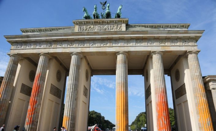 İklim aktivistlerinden tarihi Brandenburg Kapısı’na boyalı saldırı: 14 gözaltı