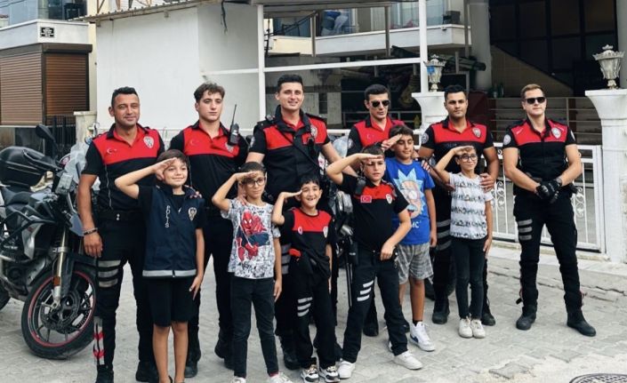 İzmir’de renkli görüntüler: Çevirme yapan miniklere polisten sürpriz