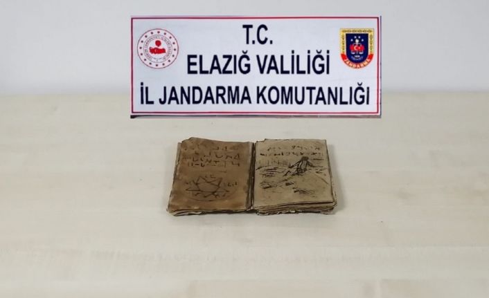 Jandarma alıcı kılığına girdi, Elazığ’da Roma döneminden kalma kitap ele geçirildi