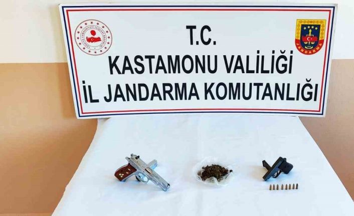 Jandarma ekiplerinin şüphesi ele verdi, durdurulan araçta esrar ele geçirdi: 3 gözaltı