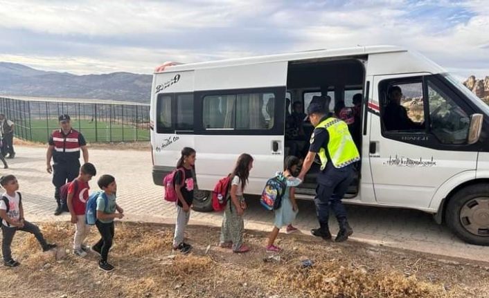 Jandarma ve polis ekipleri öğrencilerin okullarına güvenli gitmelerini sağlıyor