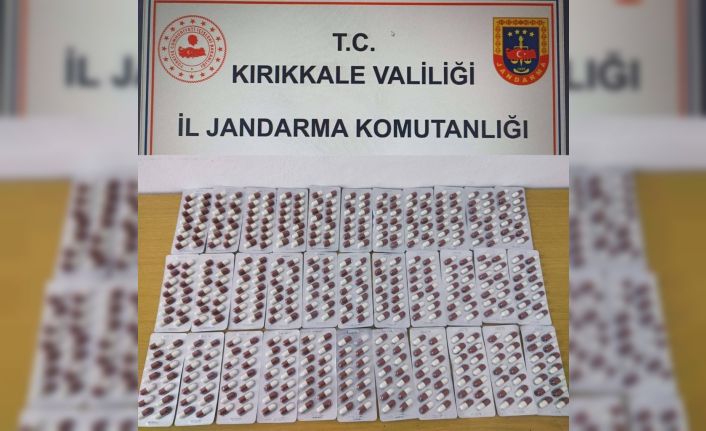 Jandarmanın şüphesi ele verdi: Durdurulan araçtan 462 adet hap ele geçirildi